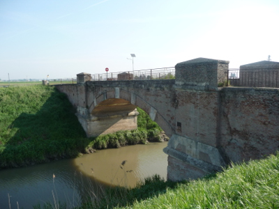 “Il Diversivo”: sostegno edificato dai veneziani nel 1791 come opera idraulica per deviare una parte delle acque del fiume Adige