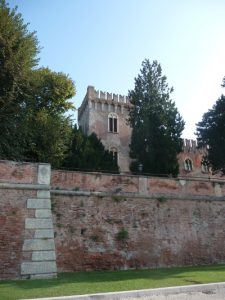 Scorcio del castello di Bevilacqua edificato nel 1336 Scorcio del castello di Bevilacqua edificato nel 1336