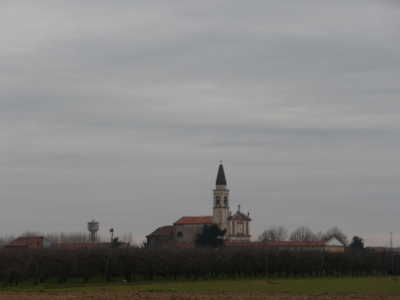 La campagna in autunno con sullo sfondo la frazione di Boschi San Marco