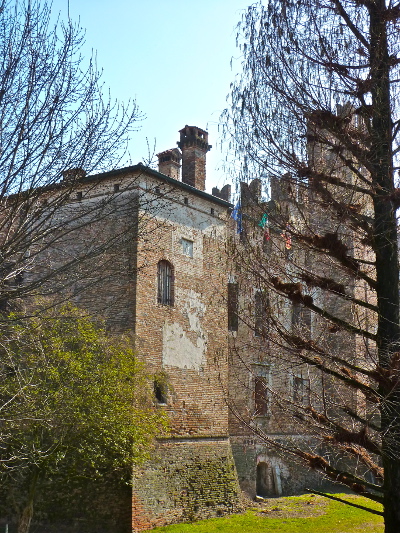 Il maestoso lato sinistro del Castello di Sanguinetto Castello di Sanguinetto