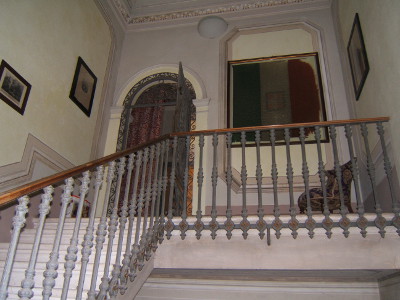 La scala che conduce al piano nobile di Villa Fascinato