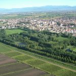 Vista dall’alto del paese di Bovolone con in primo piano il parco “Valle del Menago”